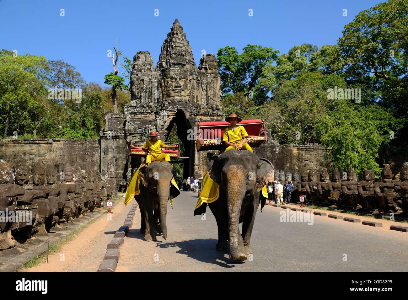 Cambodge Krong Siem Reap Angkor Wat - célèbre porte de la victoire avec des éléphants Banque D'Images