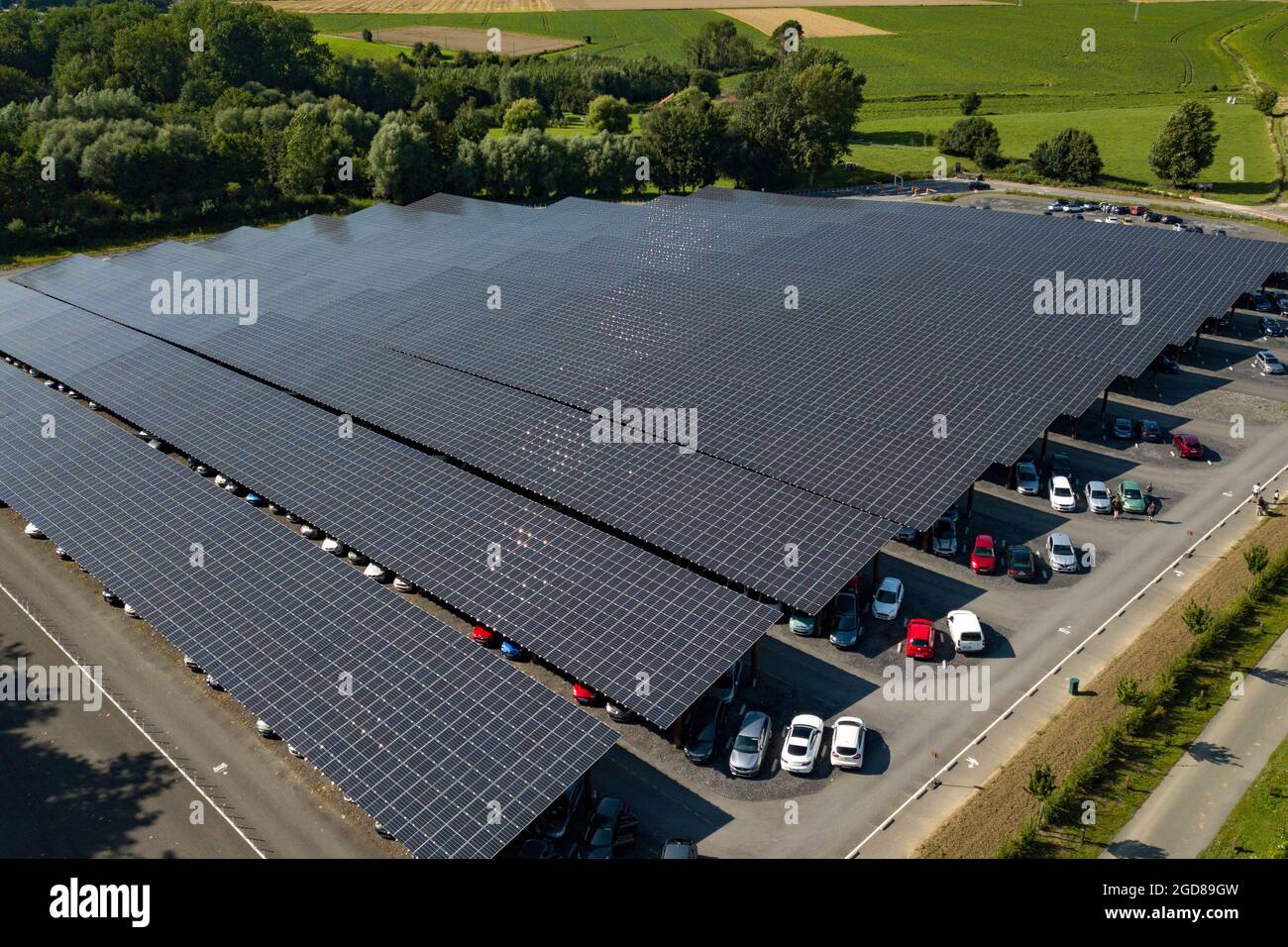 Brugelette. 11 août 2021. Photo aérienne prise le 11 août 2021 montre le  parking photovoltaïque du zoo Pairi Daiza à Brugelette, en Belgique. Le  grand parking photovoltaïque avec plus de 60,000 panneaux