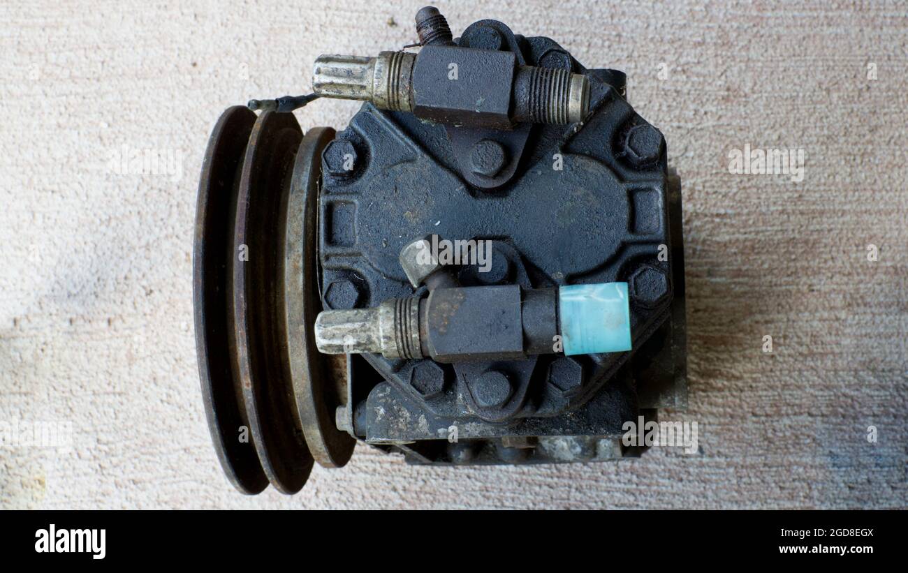 Vue en grand angle d'un compresseur de climatisation de voiture d'époque Banque D'Images
