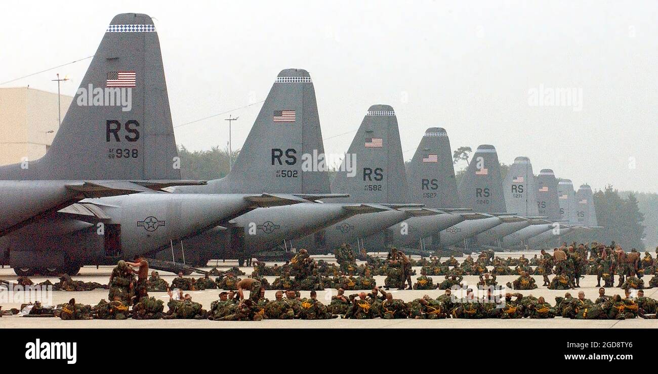 Plus de 750 soldats de l'armée américaine (États-Unis) de la 173e Brigade aéroportée, Vicenza (Italie), attendent et se reposent avant d'embarquer à bord de neuf avions de cargaison C-130 Hercules de la Force aérienne américaine (USAF) du 37e Escadron de transport aérien (AS). (PHOTO USAF PAR SSGT EDWARD D. HOLZAPFEL 020828-F-1131H-001) Banque D'Images