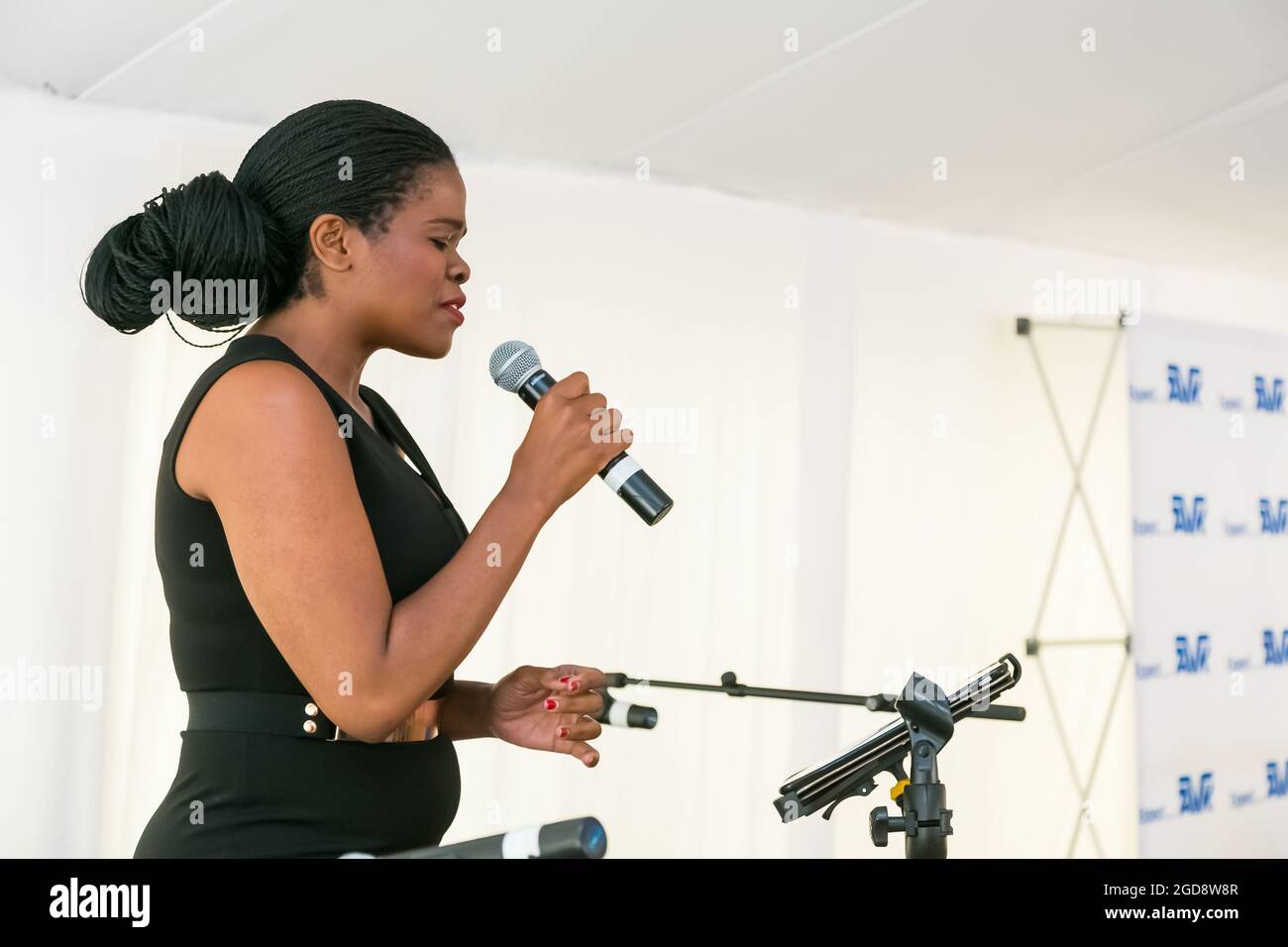 JOHANNESBURG, AFRIQUE DU SUD - 29 juillet 2021 : une femme africaine chante lors d'un concert de jazz à Johannesburg, Afrique du Sud Banque D'Images