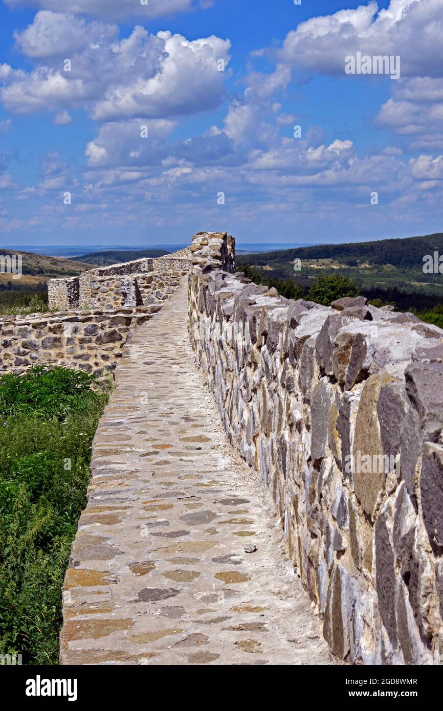 Promenade murale et lutte sur le mur reconstruit du castrum de Porolissum, ancien fort romain construit au bord même de l'empire. Banque D'Images