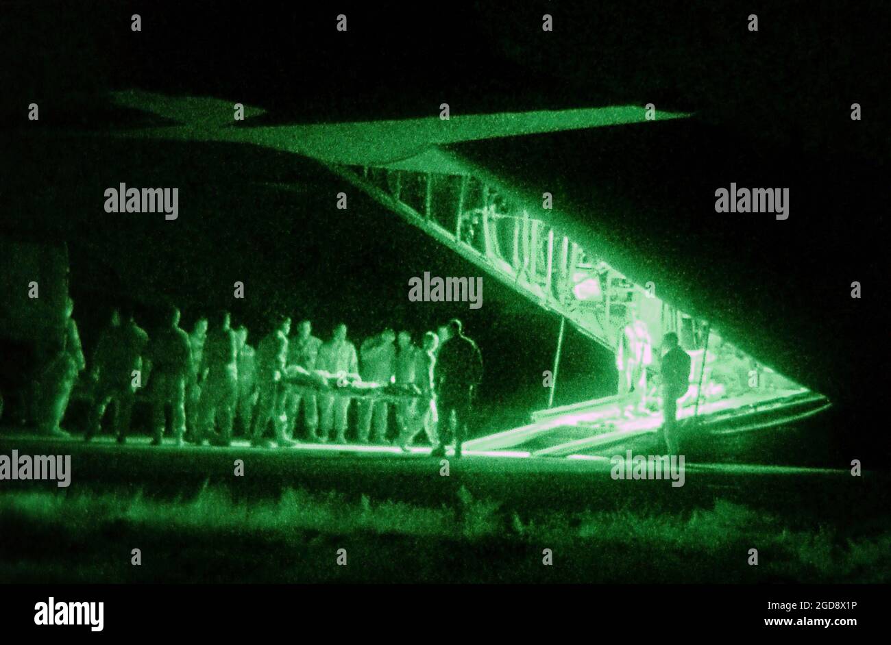 Des aviateurs DE L'US Air Force (USAF) du 506e Escadron médical expéditionnaire (EMDS) et du soldat de l'US Army (USA) de la 173e Brigade aéroportée, chargent le patient de la litière sur un C-130 Hercules, équipé pour l'évacuation médicale, à la base aérienne de Kirkuk (AB) dans le nord de l'Irak, pendant l'opération LIBERTÉ IRAKIENNE. Vingt soldats et aviateurs blessés ont été transportés de la base, ce qui en fait la plus grande mission d'évacuation médicale à ce jour. (PHOTO USAF PAR SSGT JAMES A. WILLIAMS 030822-F-7709W-008) Banque D'Images