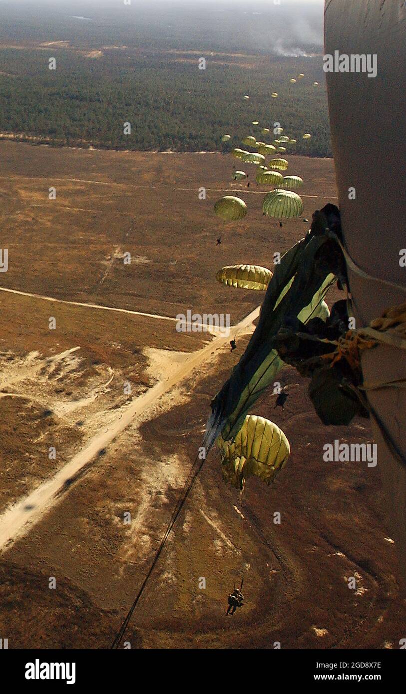 PARACHUTISTES DE L'ARMÉE AMÉRICAINE (USA) provenant de la 82e division aéroportée (AD), fort Bragg, Caroline du Nord (NC), parachute d'un avion cargo C-17A Globemaster III de l'US Air Force (USAF) dans une zone de dépôt fort Bragg dans le cadre de l'exercice large Package. La semaine des grands forfaits est un exercice conjoint entre l'USAF et les États-Unis, conçu pour améliorer la cohésion entre les services. (PHOTO USAF PAR TSGT MIKE BUYTAS 031202-F-9085B-024) Banque D'Images