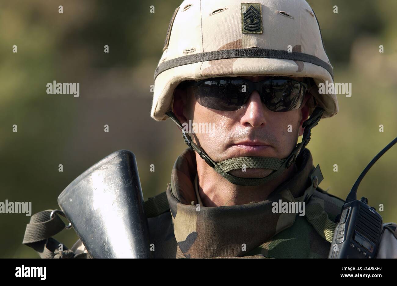 ARMÉE AMÉRICAINE (États-Unis) Premier sergent (1SG) William Buttram, 203e Bataillon de soutien avant (FSB), 3e Division d'infanterie (ID), fort Benning, Géorgie (GA), assure la sécurité avec un fusil M16A2 de 5.56 mm, tandis que ses soldats recherchent des armes utilisées dans une maison pour attaquer les forces de coalition dans Wad, en Irak. La 203e a agi sur les renseignements fournis par les citoyens iraquiens au sujet de l'activité insurgée dans leur communauté pendant l'opération LIBERTÉ IRAQUIENNE. (PHOTO USAF PAR SSGT SUZANNE M. DAY 050727-F-9629D-091) Banque D'Images