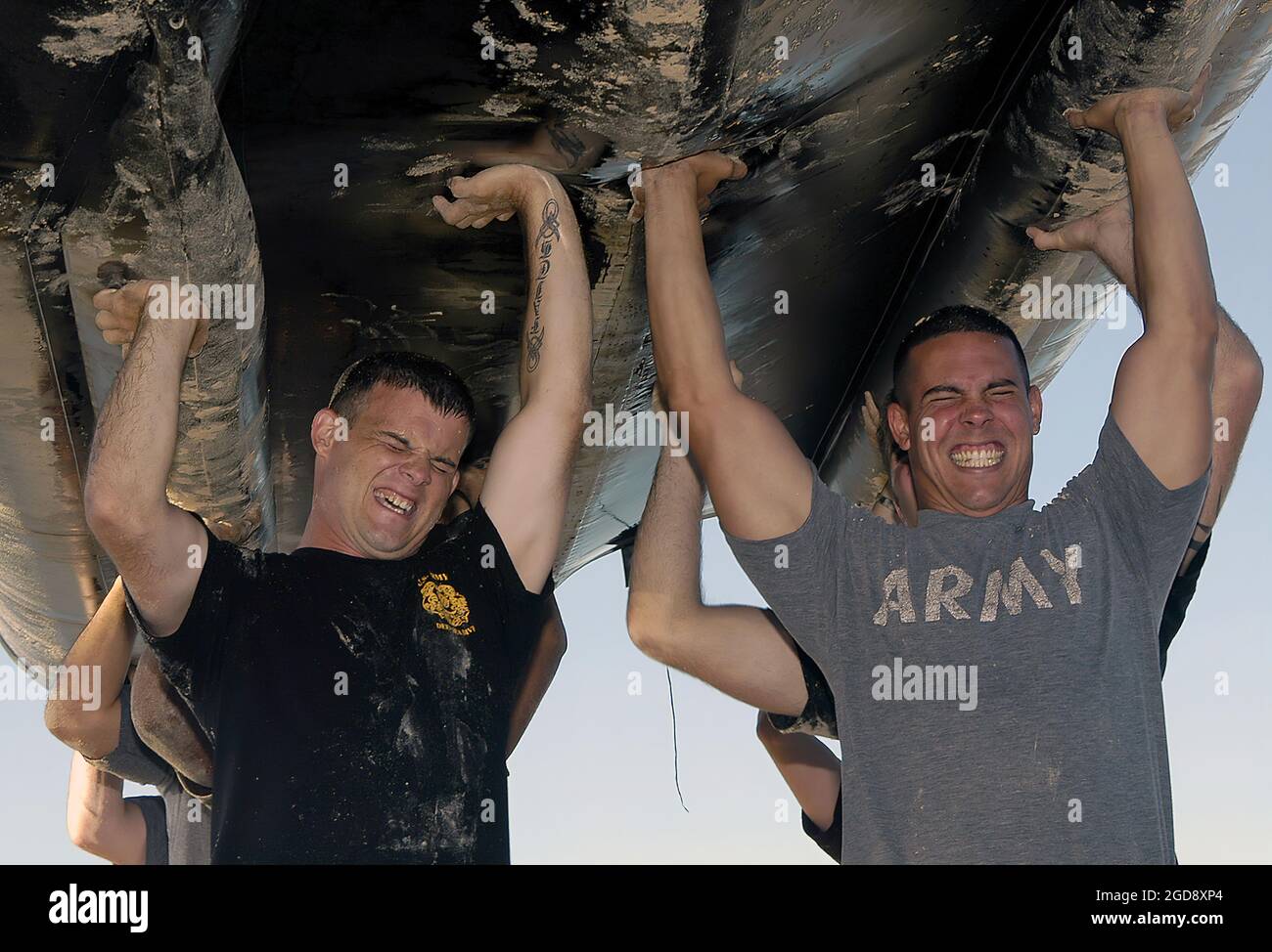 Les membres DU service AMÉRICAIN du commandement comptable mixte POW/MIA (JPAC) luttent pour exécuter une presse aérienne leur radeau zodiac pendant l'entraînement au zodiac à Hickam Harbour, base aérienne de Hickam (AFB), Hawaii (HI). LE 7e détachement de plongée de L'ARMÉE DES ÉTATS-UNIS (États-Unis) de fort Schaft, dans l'État de l'État de l'État de l'État de l'État de l'État de l'État de l'État de l'est, mène l'entraînement pour accroître la préparation de l'unité aux La mission de JPAC est de réaliser la comptabilité la plus complète possible de tous les Américains disparus à la suite des conflits précédents de notre nation. (PHOTO USAF PAR SSGT DERRICK C. GOODE 050812-F-0365G-007) Banque D'Images