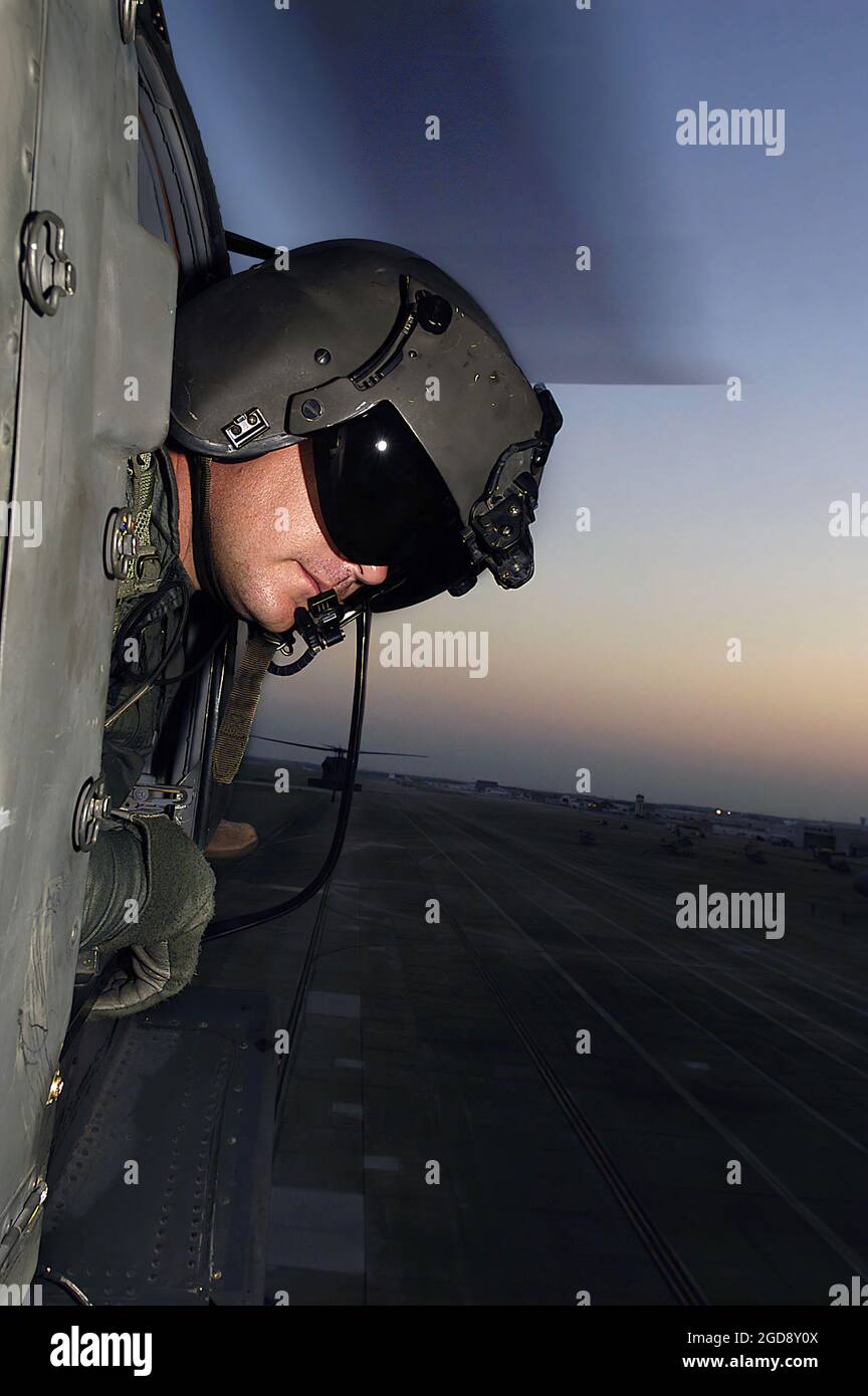 LE sergent d'état-major (SSG) Mike Simard, Alpha Company (A CO), 1er Bataillon (BN), 106e Aviation Regiment (AR), Illinois Army National Guard (ILARNG), retourne à Ellington Field, Texas (TX), à bord de son US UH-60A Black Hawk (Blackhawk) après avoir fourni deux palettes de matériel de secours à Deweyville, TX. L'Armée contribue aux opérations d'aide humanitaire de l'ouragan Rita dans le cadre de la Force opérationnelle interarmées (foi) Rita, dirigée par l'Agence fédérale de gestion des urgences (FEMA) en collaboration avec le ministère de la Défense (DoD). (PHOTO USAF PAR SSGT JACOB N. BAILEY 050926-F-5964 Banque D'Images