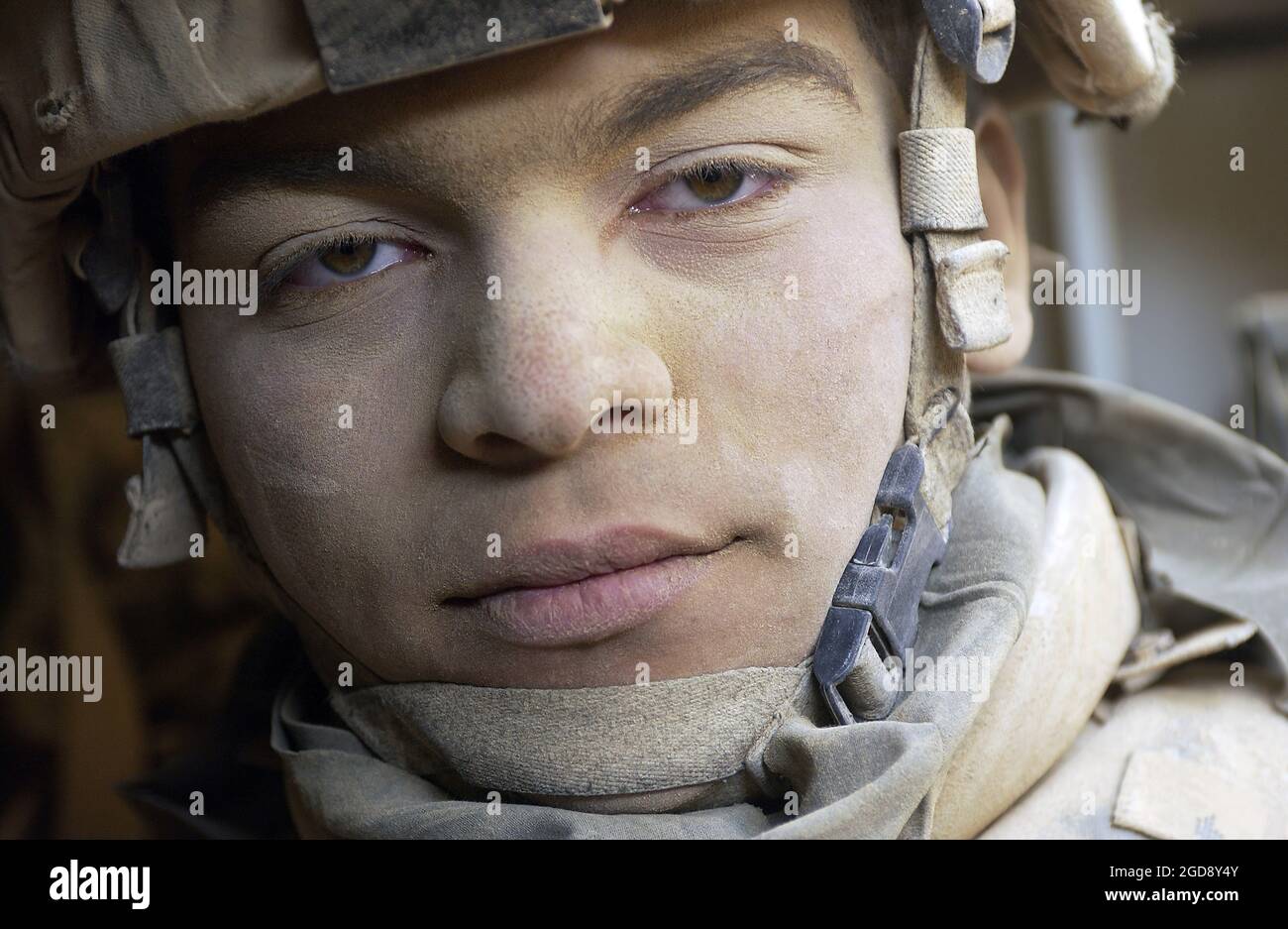 Recouvert de sable fin, Lionel Lare, spécialiste de la quatrième classe de l'armée américaine (États-Unis), arrive avec un convoi du Commandement Outpost Rawah, en Irak, Assurer une surveillance de dépassement des soldats américains et des Marines du corps des Marines des États-Unis (USMC) à la recherche de caches d'armes et d'insurgés à l'est de la frontière syrienne (SYR) près de la rivière Euphrate à l'intérieur de l'Irak (IRQ) pendant l'opération LIBERTÉ IRAQUIENNE. SPC Lare est avec le 4e Bataillon (BN), le 14e Cavalry (CAV), le 2e peloton (PLT), fort Wainwright, Alaska (AK). (PHOTO USAF PAR TSGT ANDY DUNAWAY 051001-F-2828D-057) Banque D'Images