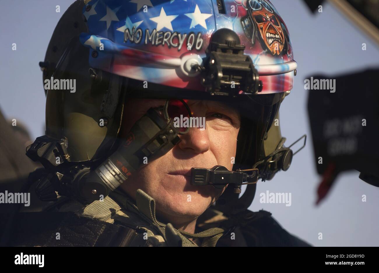 ARMÉE DES ÉTATS-UNIS (USA) le lieutenant-colonel (LTC) Doug Gabram, commandant du bataillon, 1er Bataillon (BN), 101st Aviation Regiment (AVN), fort Campbell, Kentucky (KY), effectue un contrôle en amont d'un hélicoptère Apache AH-64D Longbow des États-Unis avant une autre mission de la base opérationnelle avancée (FOB) Speicher, en Irak, pendant l'opération LIBERTÉ IRAKIENNE. (PHOTO USAF PAR TSGT ANDY DUNAWAY 051022-F-2828D-152) Banque D'Images