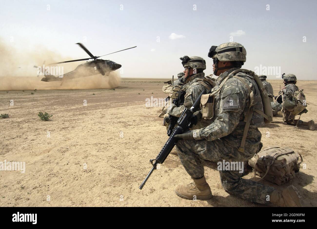 Un hélicoptère utilitaire Bravo Company (B Co), 1er Bataillon (BN), 207e Aviation Regiment (1/207e AVN), 101e Airborne Division (ABN) UH-60 Black Hawk (Blackhawk) se prépare à atterrir pour le ramassage de la 1re Brigade des États-Unis, 1re division d'Armored (AD), Des soldats qui participent à une patrouille de combat d'assaut aérien à Tall Afar, dans la province de Ninawa (zone du désert d'Al-Jazeera), en Irak (IRQ), effectuée pendant l'opération LIBERTÉ IRAQUIENNE. (PHOTO USAF PAR SSGT AARON D. ALLMON II 060322-F-7823A-121) Banque D'Images