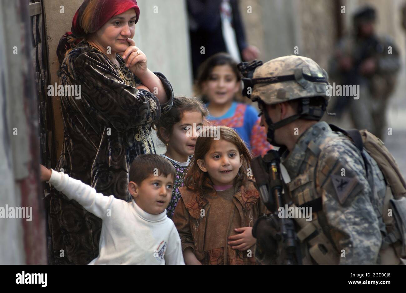 ARMÉE AMÉRICAINE (USA) le lieutenant Kylen Mays (à droite), 1re Brigade, 1re Division blindée (AD), parle avec une famille irakienne locale tout en participant à une patrouille de combat d'assaut aérien à Tall Afar, province de Ninawa (zone du désert d'Al-Jazeera), en Irak (IRQ), pendant l'opération LIBERTÉ IRAQUIENNE. (PHOTO USAF PAR SSGT AARON D. ALLMON II 060408-F-7823A-087) Banque D'Images