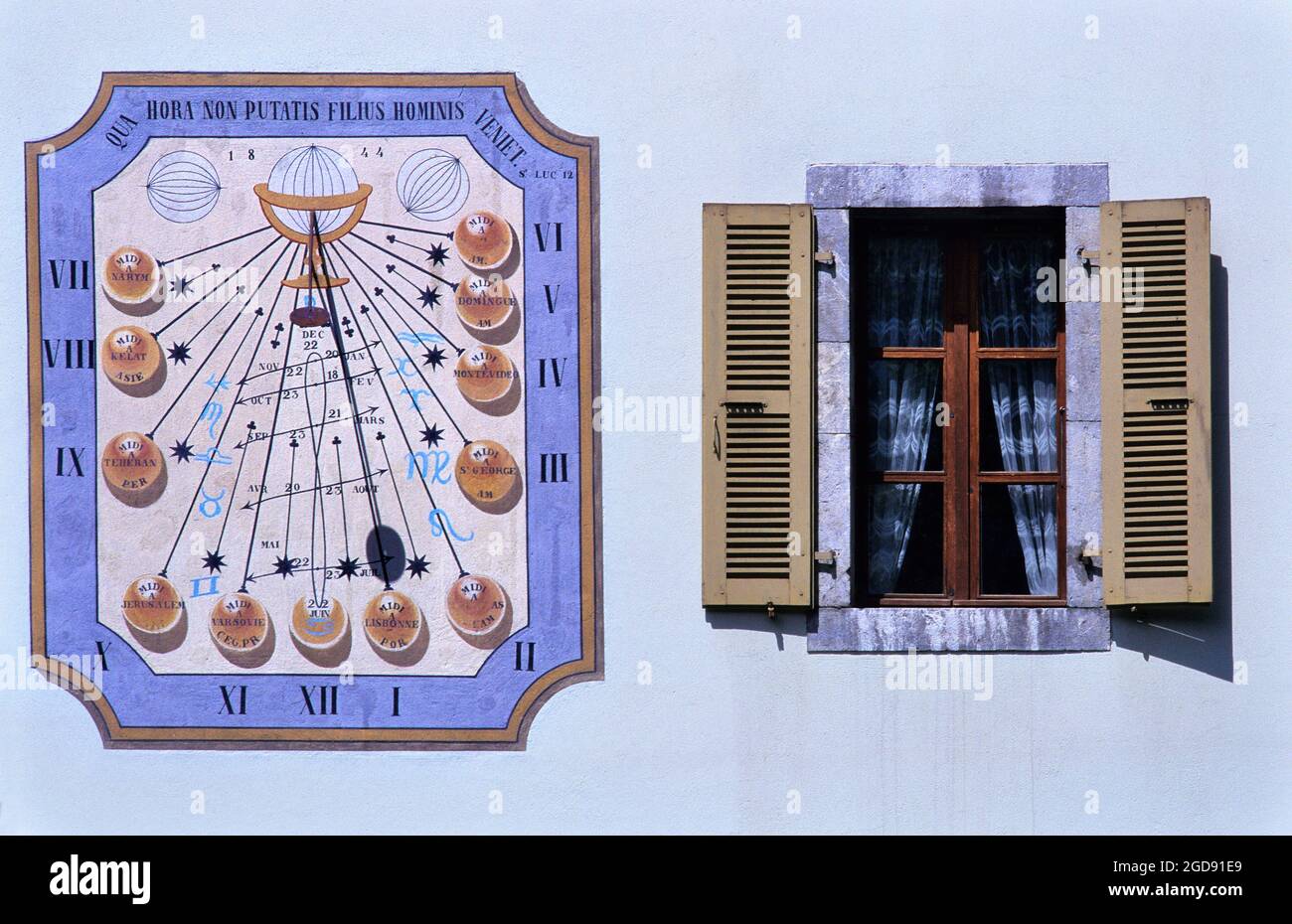 FRANCE, HAUTE-SAVOIE (74) VILLAGE DE SAMOËNS, SUNDIAL Banque D'Images