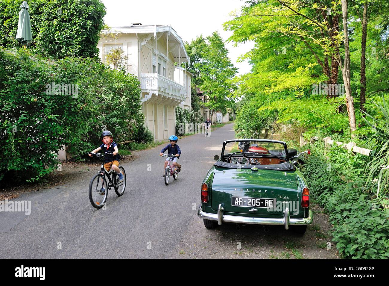 FRANCE, YVELINES (78) CROISSY-SUR-SEINE, ET CHATOU BORDS DE SEINE, MAISON LE LONG DE L'AVENUE VERTE PISTE CYCLABLE, ROSE Banque D'Images