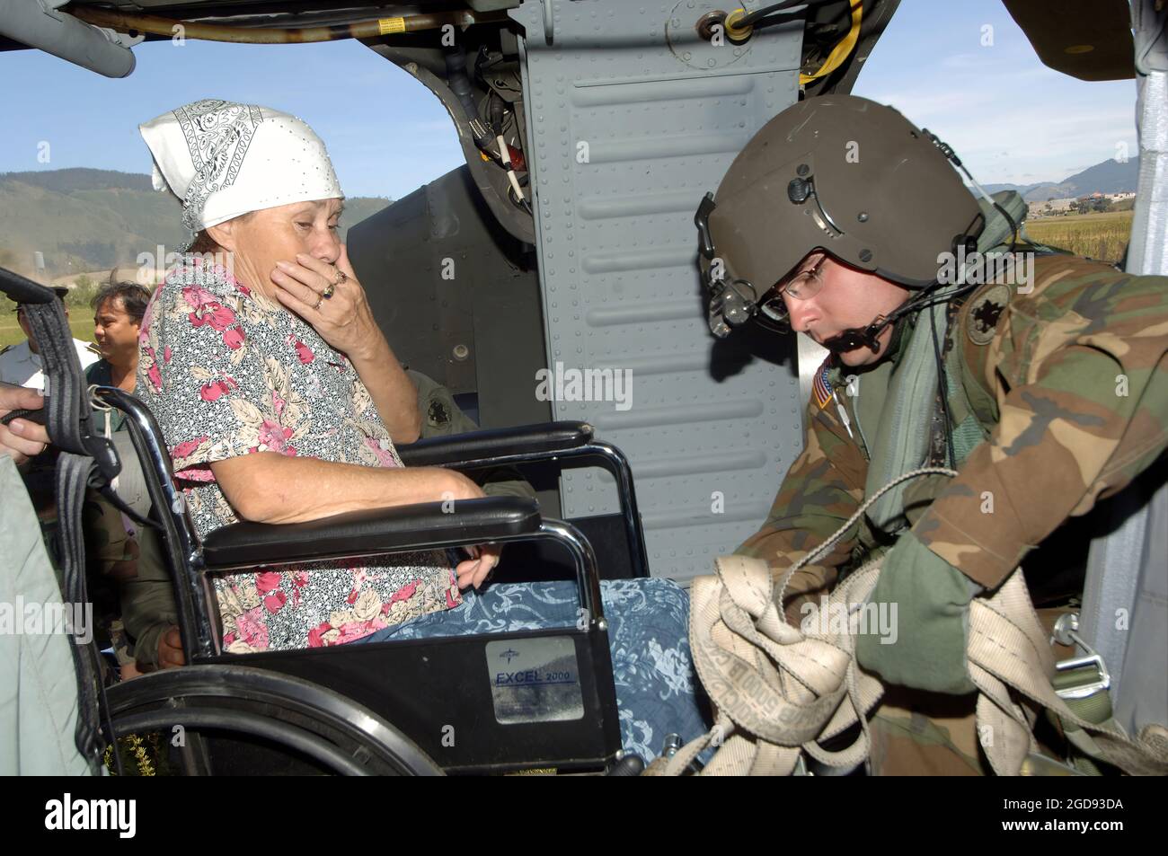 RYAN Becker, SPÉCIALISTE DE la quatrième classe de L'armée AMÉRICAINE (États-Unis), COMPAGNIE (A CO), 1er Bataillon (BN), 228e Aviation Regiment (AVN), Soto Canto Air base (AB), Honduras (HND), sécurise une chaise de roue de femme sur le pont d'un hélicoptère Black Hawk (Blackhawk) USA-60 à Suh Cano AB, Honduras (Honduras). Elle est transportée à Guatemala City pour être transportée vers un hôpital voisin. Le personnel de la Force opérationnelle interarmées Bravo (JTF-B) du Commandement Sud des États-Unis (SOUTHCOM) continue de fournir une assistance au gouvernement et au peuple guatémaltèque dans le cadre d'un effort continu de secours en cas de catastrophe à la suite de l'ouragan Wilma. Banque D'Images