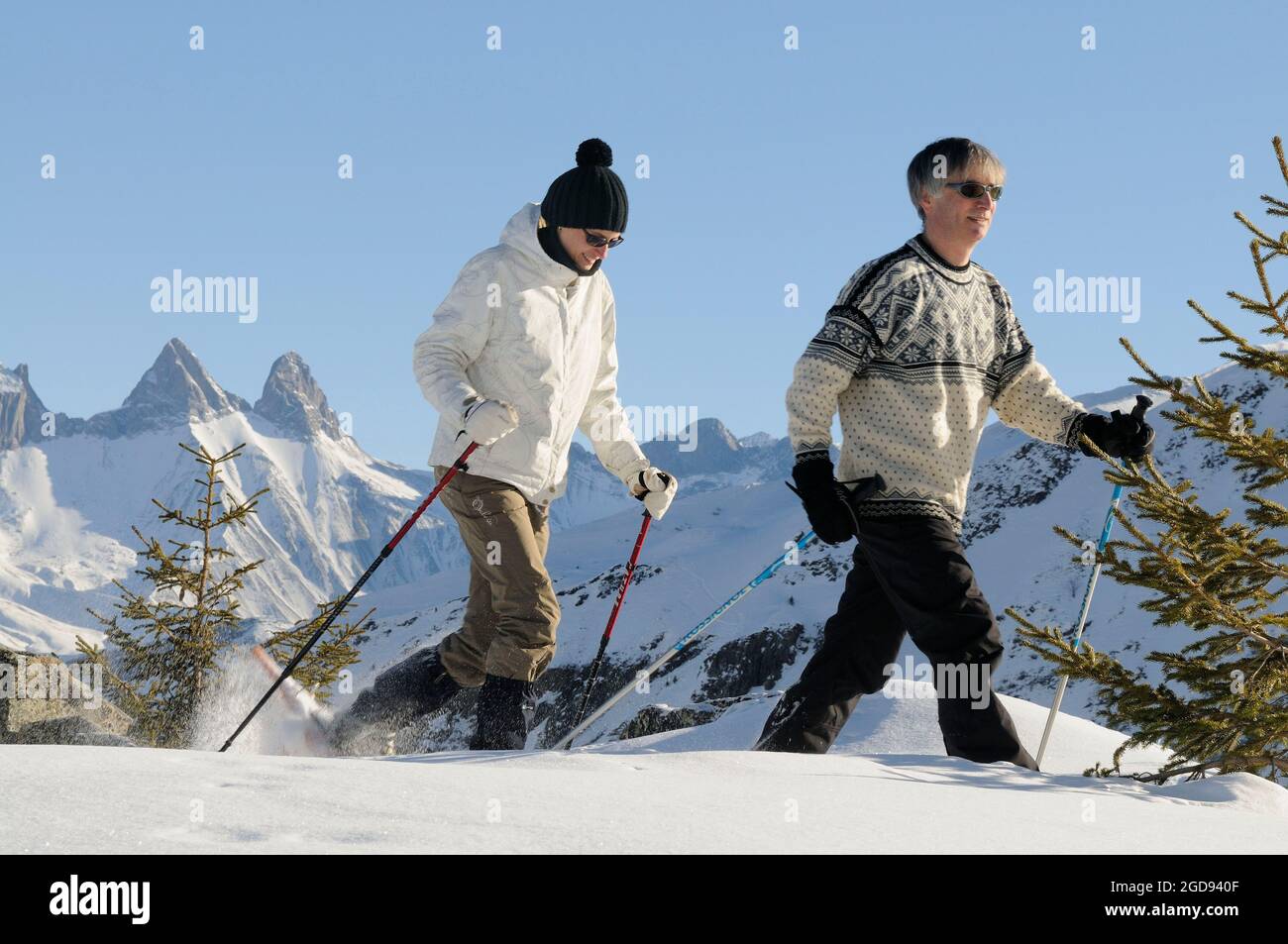 FRANCE. SAVOIE (73) PAYS DE LA MAURIENNE. LE DOMAINE SKIABLE DE SYBELLES. VILLAGE DE SAINT-SORLIN-D'ARVES. RAQUETTES DE SORTIE (EN ARRIÈRE-PLAN LES AIGUILLES D Banque D'Images