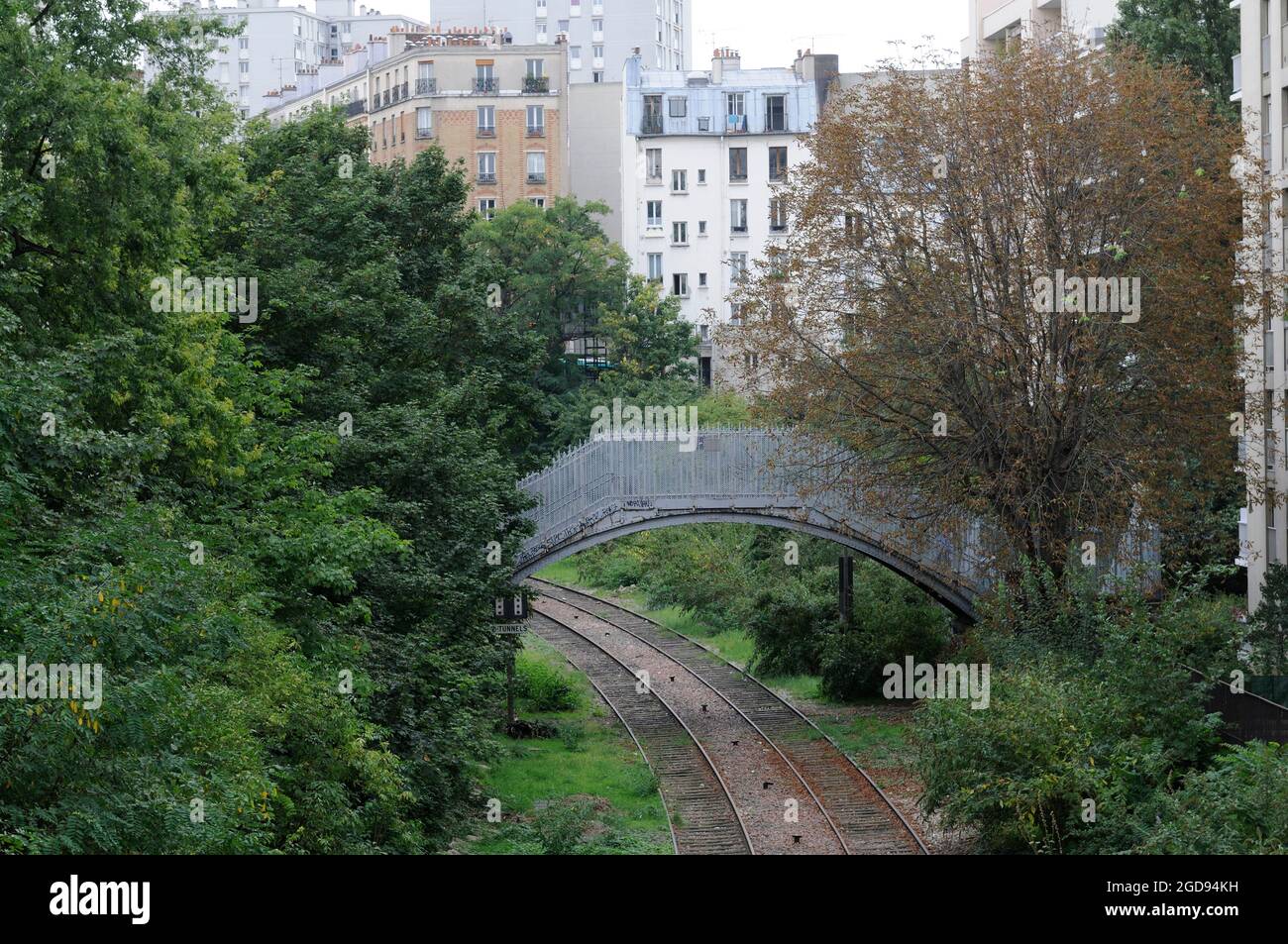 FRANCE. PARIS (75) BELLEVILLE ET MENILMONTANT. PONT SUR L'ANCIENNE LIGNE DE CHEMIN DE FER À L'ANNEAU INTÉRIEUR Banque D'Images