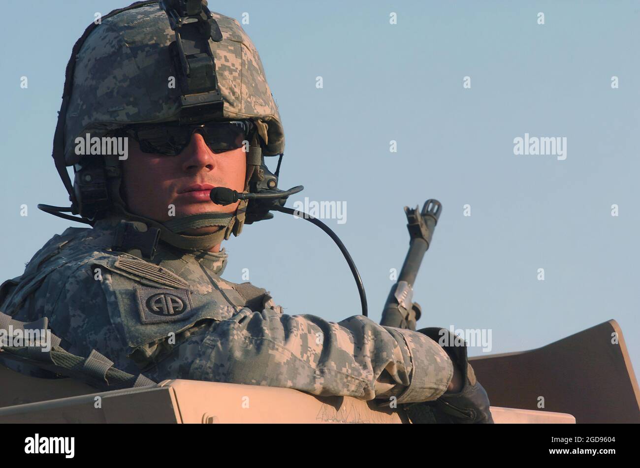 LE sergent d'état-major (SSG) de L'armée AMÉRICAINE (USA) Phillip Atherton, « Wolf Pack » 1er Bataillon (BN), 2e Brigade Commando, équipe spéciale d'entraînement de police (SPTT), assure la sécurité du personnel de la police spéciale des États-Unis et de l'Irak pendant qu'ils effectuent un cordon et effectuent des opérations de recherche d'armes et de munitions illégales à Bagdad, dans la province de Bagdad, en Irak (IRQ). Pendant l'opération LIBERTÉ IRAQUIENNE. (PHOTO US NAVY PAR PH1 (AW) BART A BAUER 060410-N-7586B-204) Banque D'Images