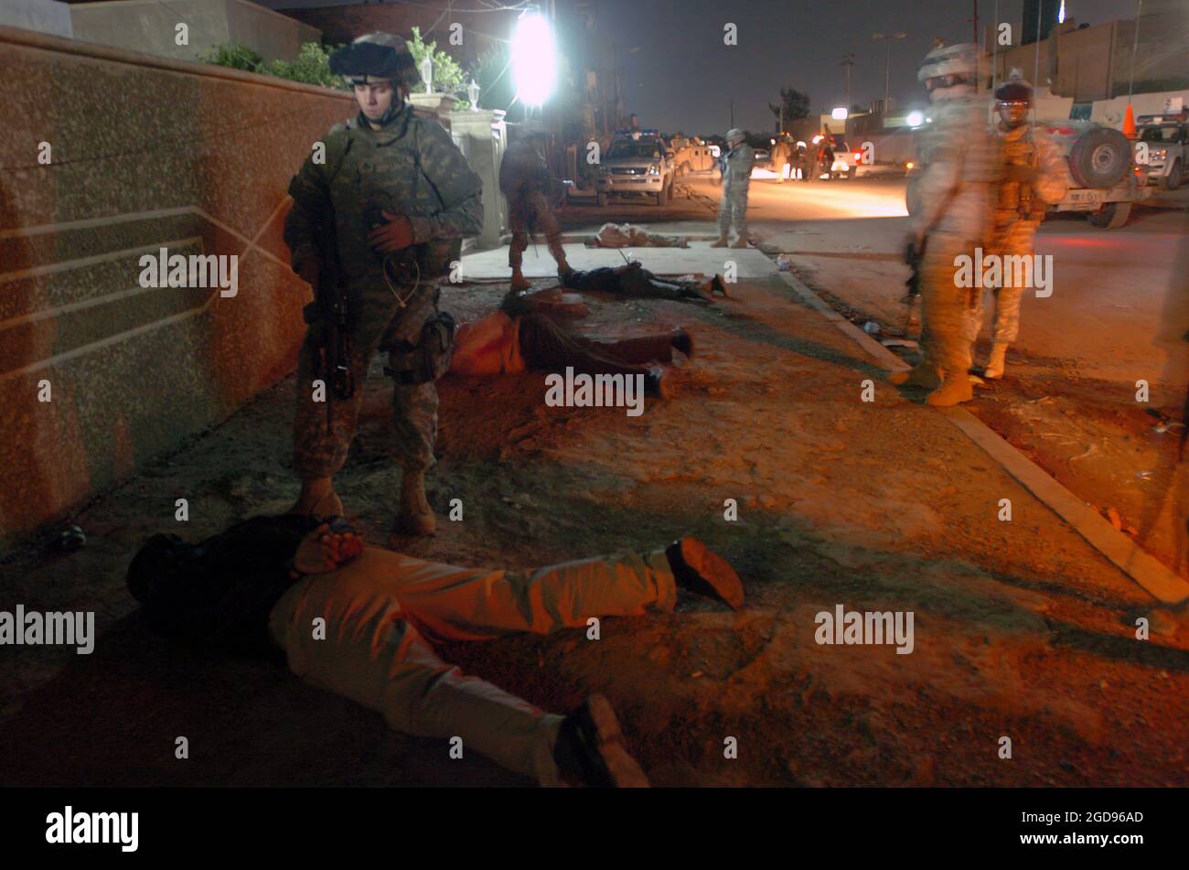 DES soldats DE la 101e Division aéroportée (assaut aérien) DE L'ARMÉE AMÉRICAINE (États-Unis) ont mis en détention quatre suspects alors qu'ils travaillent avec des agents de la police irakienne locale et nationale (PI) en réponse à la tentative d'enlèvement avortée d'un civil irakien local à Bagdad, dans la province de Bagdad, en Irak (IRQ), au cours de l'opération LIBERTÉ IRAQUIENNE. (PHOTO US NAVY PAR PH1 (AW) BART A BAUER 060418-N-7586B-143) Banque D'Images