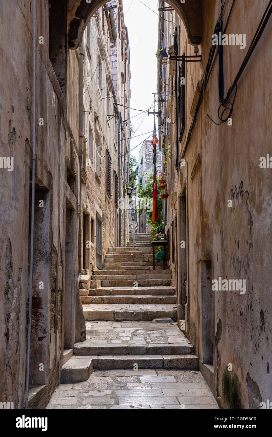 Ruelle de la vieille ville de Korcula, Croatie. Korcula est une ville historique fortifiée sur la côte est protégée de l'île de Korcula Banque D'Images