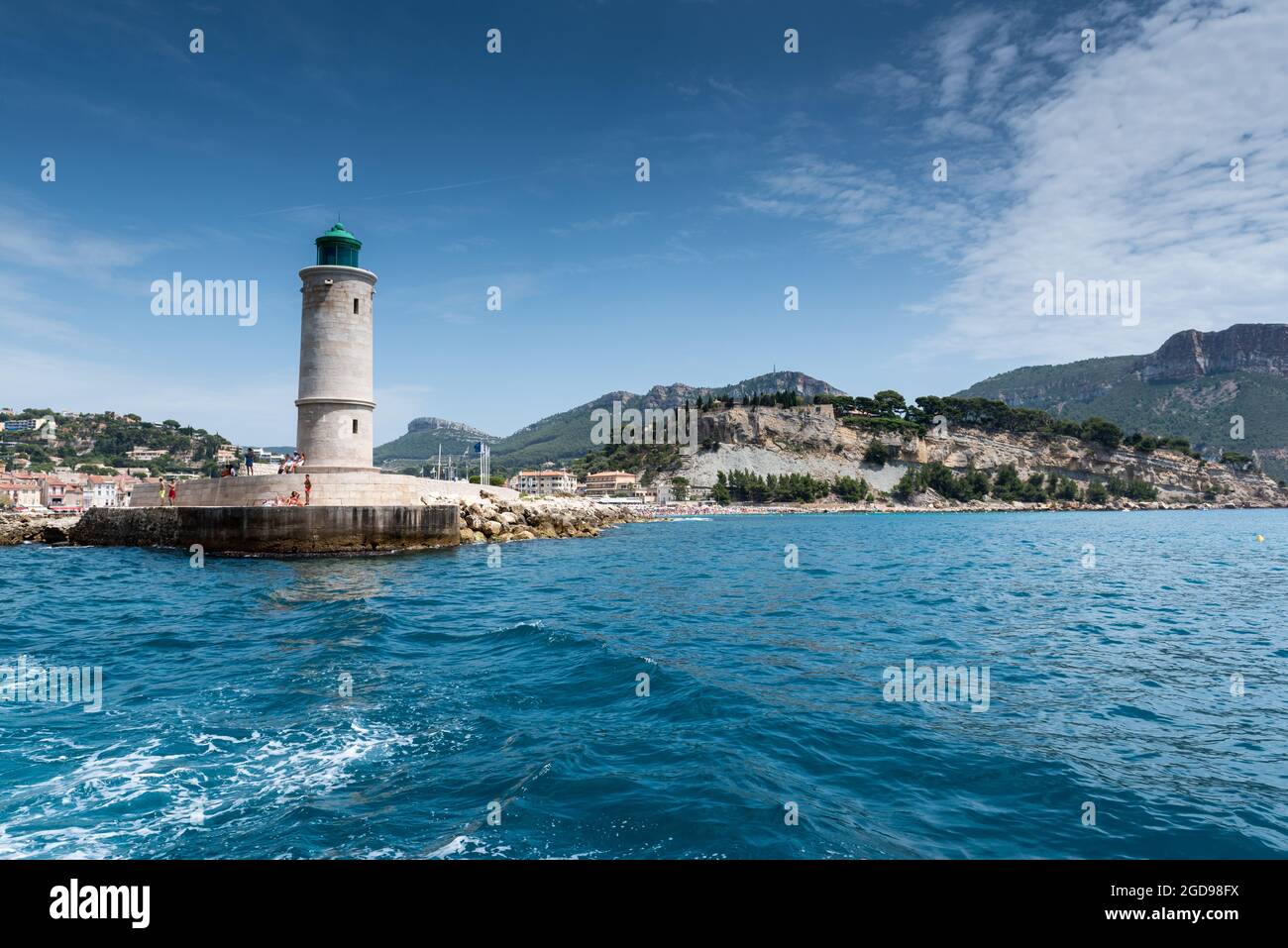 Phare à l'entrée du port de Cassis, France, été Banque D'Images