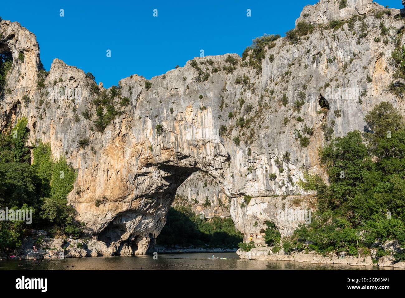 Le Pont d'Arc dans les Gorges de l'Ardèche, Vallon-Pont-d'Arc, France, été Banque D'Images