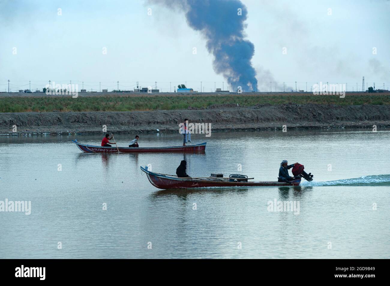 Al-Chibayish, Irak. 1er novembre 2018 pêcheurs arabes de marais sur l'Euphrate près d'Al-Chibayish dans le sud de l'Irak, un mode de vie traditionnel sous Banque D'Images