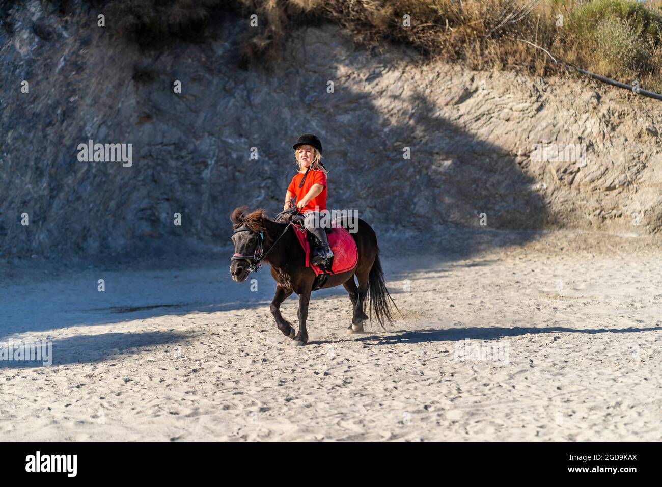 Nerja, Espagne - 14 juillet 2021: Fille naine Anika brillamment cheval poney Banque D'Images