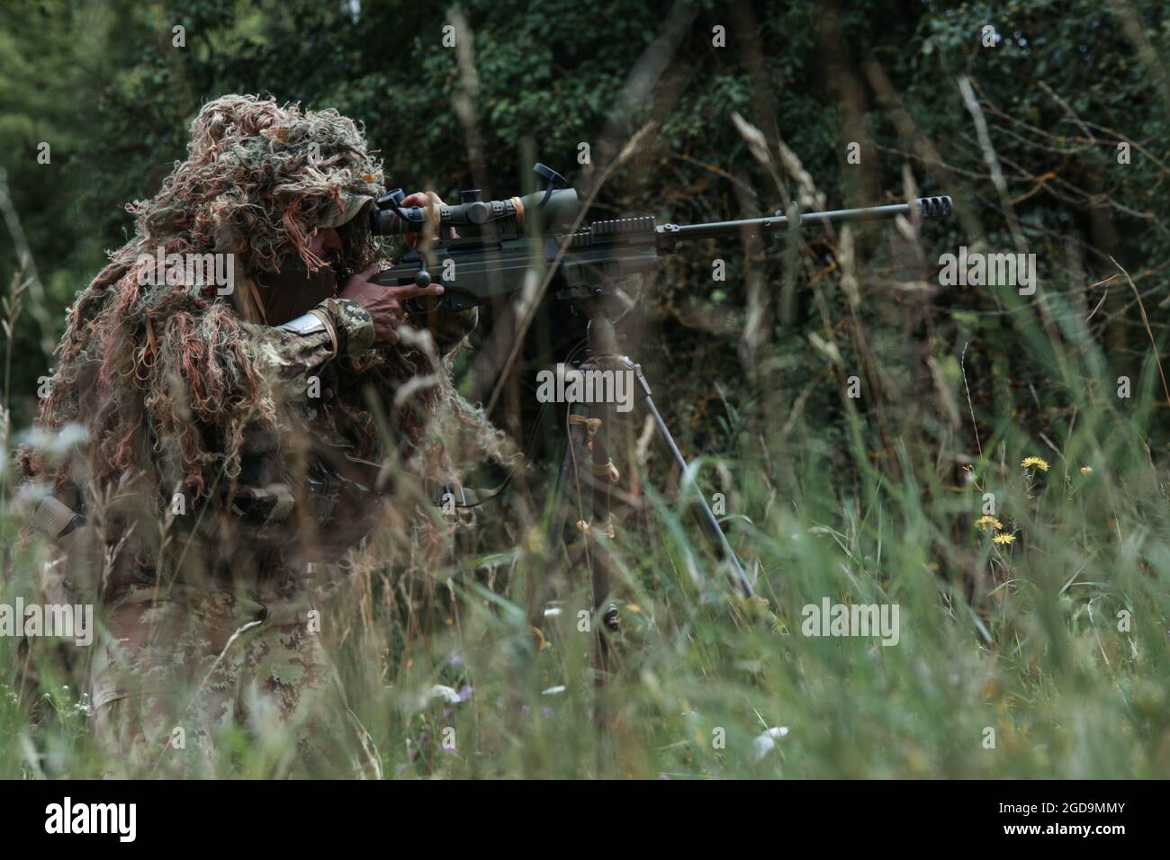 Le sniper italien est en bas de gamme dans la zone d'entraînement de Hohenfels, en Allemagne, le 08 août 2021. Le concours européen de 2021 du meilleur Sniper est un concours de compétence organisé par le 7e Commandement de l’instruction de l’Armée de terre des États-Unis, dirigé par l’Europe et l’Afrique, qui comprend 8 alliés MATO et nations partenaires participant à la 7e zone d’entraînement Hohenfels de l’ATC, du 8 au 14 août. Le concours européen du meilleur Sniper est conçu pour améliorer le professionnalisme et l'esprit de corps. (É.-U. Photo de l'armée par la SPC. Savannah Miller) Banque D'Images