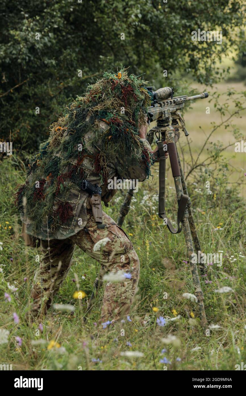Le sniper italien est en bas de gamme dans la zone d'entraînement de Hohenfels, en Allemagne, le 08 août 2021. Le concours européen de 2021 du meilleur Sniper est un concours de compétence organisé par le 7e Commandement de l’instruction de l’Armée de terre des États-Unis, dirigé par l’Europe et l’Afrique, qui comprend 8 alliés MATO et nations partenaires participant à la 7e zone d’entraînement Hohenfels de l’ATC, du 8 au 14 août. Le concours européen du meilleur Sniper est conçu pour améliorer le professionnalisme et l'esprit de corps. (É.-U. Photo de l'armée par la SPC. Savannah Miller) Banque D'Images