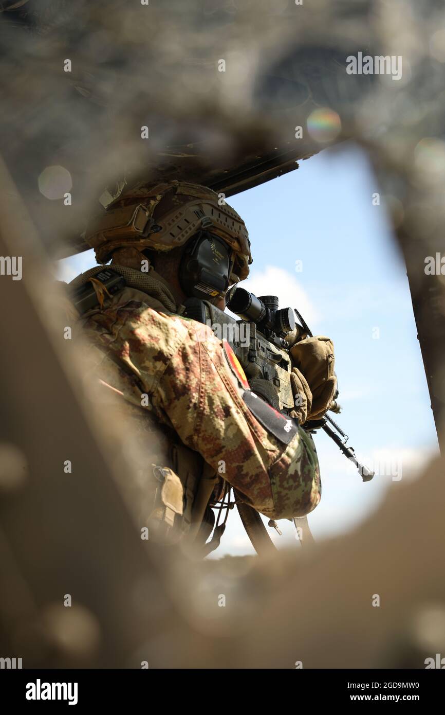 Le sniper italien est en bas de gamme dans la zone d'entraînement de Hohenfels, en Allemagne, le 09 août 2021. Le concours européen de 2021 du meilleur Sniper est un concours de compétence organisé par le 7e Commandement de l’instruction de l’Armée de terre des États-Unis, dirigé par l’Europe et l’Afrique, qui comprend 14 alliés de l’OTAN participants et des nations partenaires à la 7e zone d’entraînement Hohenfels de l’ATC, du 8 au 14 août. Le concours européen du meilleur Sniper est conçu pour améliorer le professionnalisme et l'esprit de corps. (É.-U. Photo de l'armée par la SPC. Savannah Miller) Banque D'Images