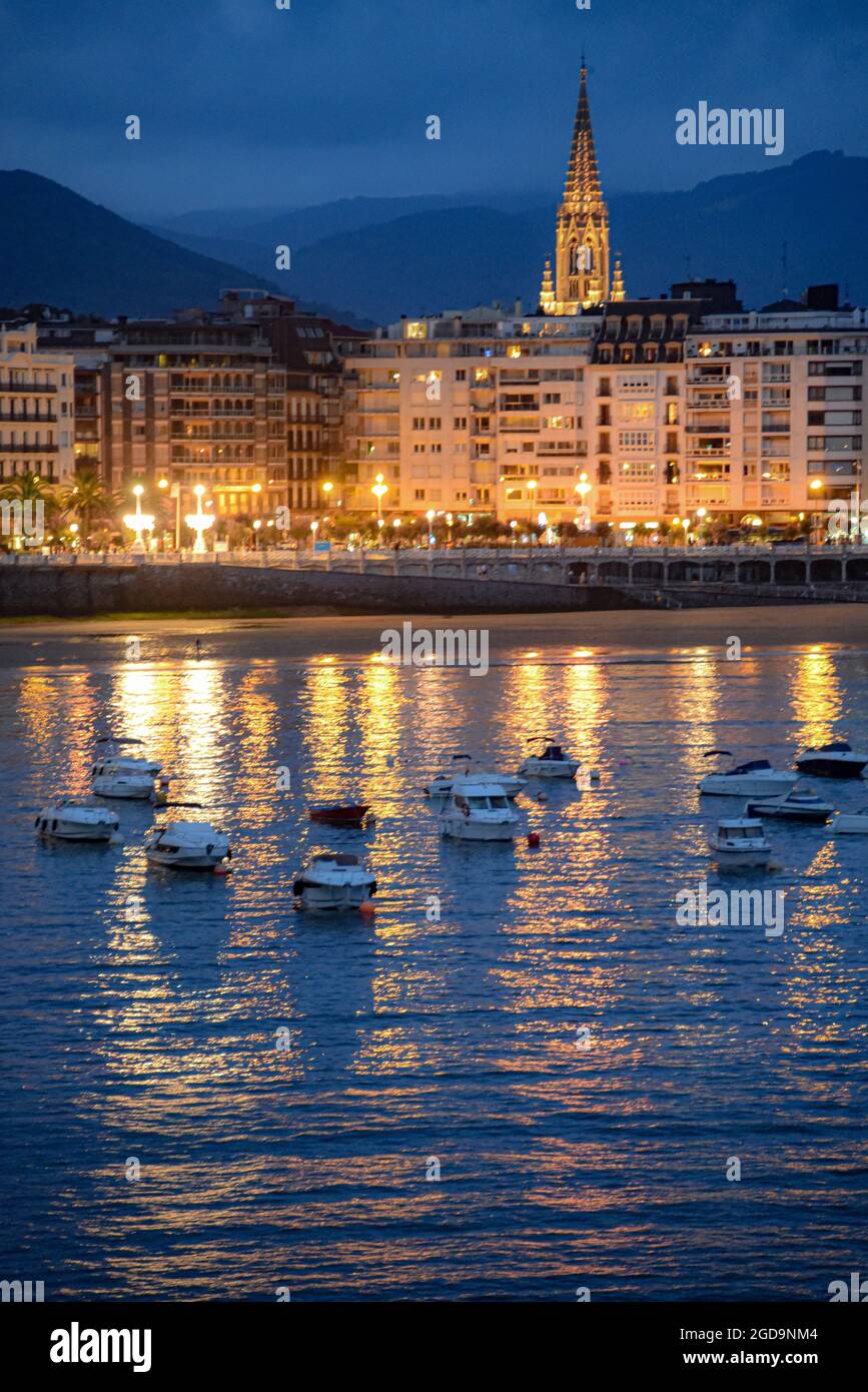 Saint-Sébastien, Espagne - 25 juillet 2021 : vue en soirée sur la cathédrale du Pastor de Buen et la baie de la Concha Banque D'Images