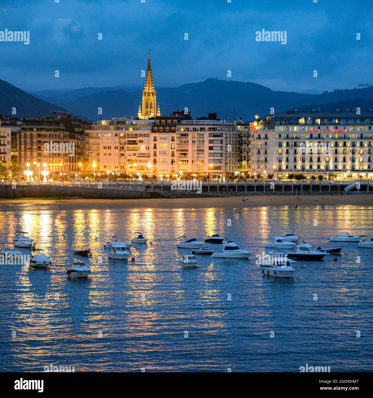 Saint-Sébastien, Espagne - 25 juillet 2021 : vue en soirée sur la cathédrale du Pastor de Buen et la baie de la Concha Banque D'Images