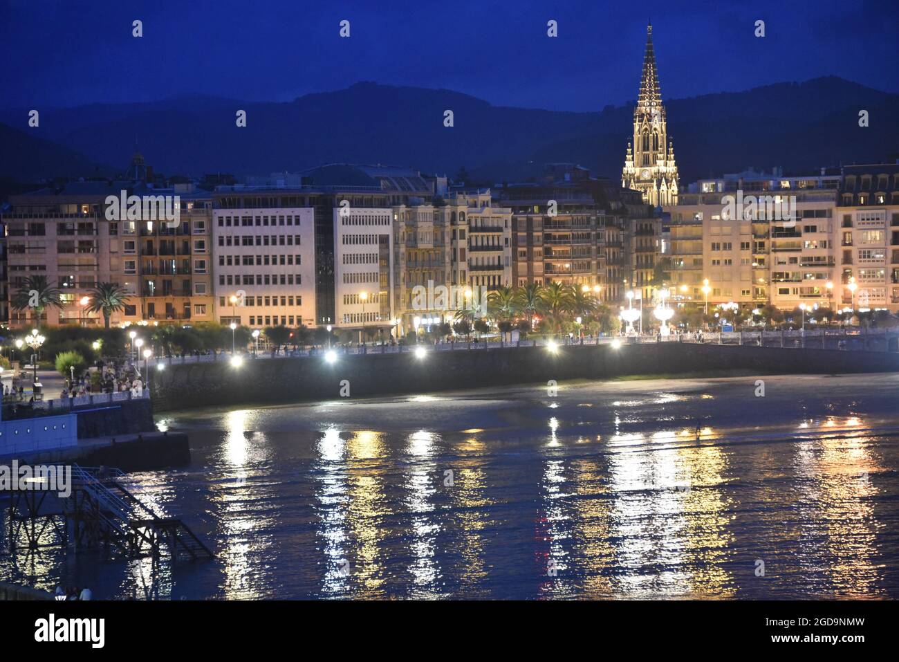 Saint-Sébastien, Espagne - 25 juillet 2021 : vue en soirée sur la cathédrale du Pastor de Buen et la baie de la Concha Banque D'Images