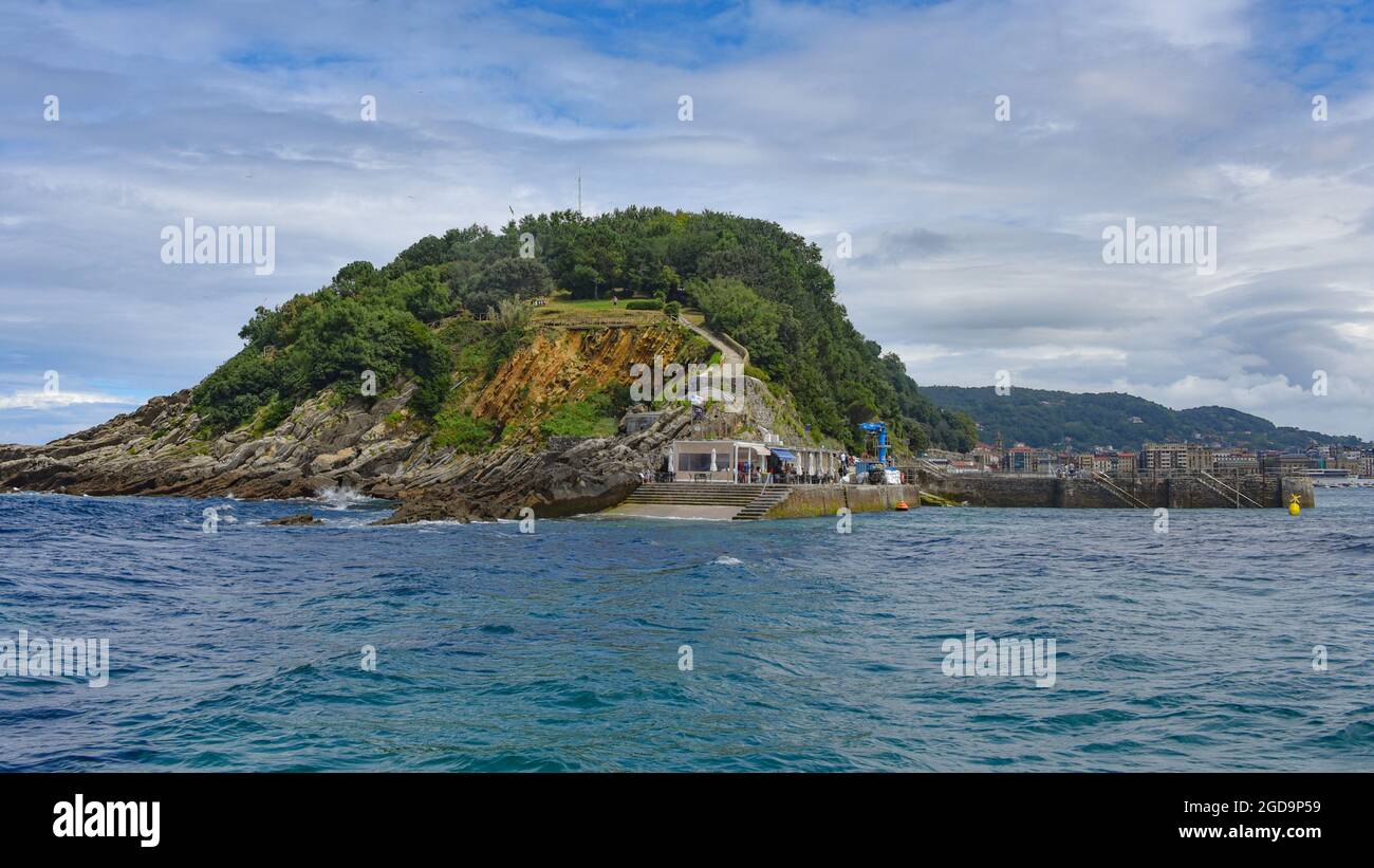 San Sebastian, Espagne - 2 août 2021 : quai sur Isla Santa Clara dans la baie de la Conca Banque D'Images