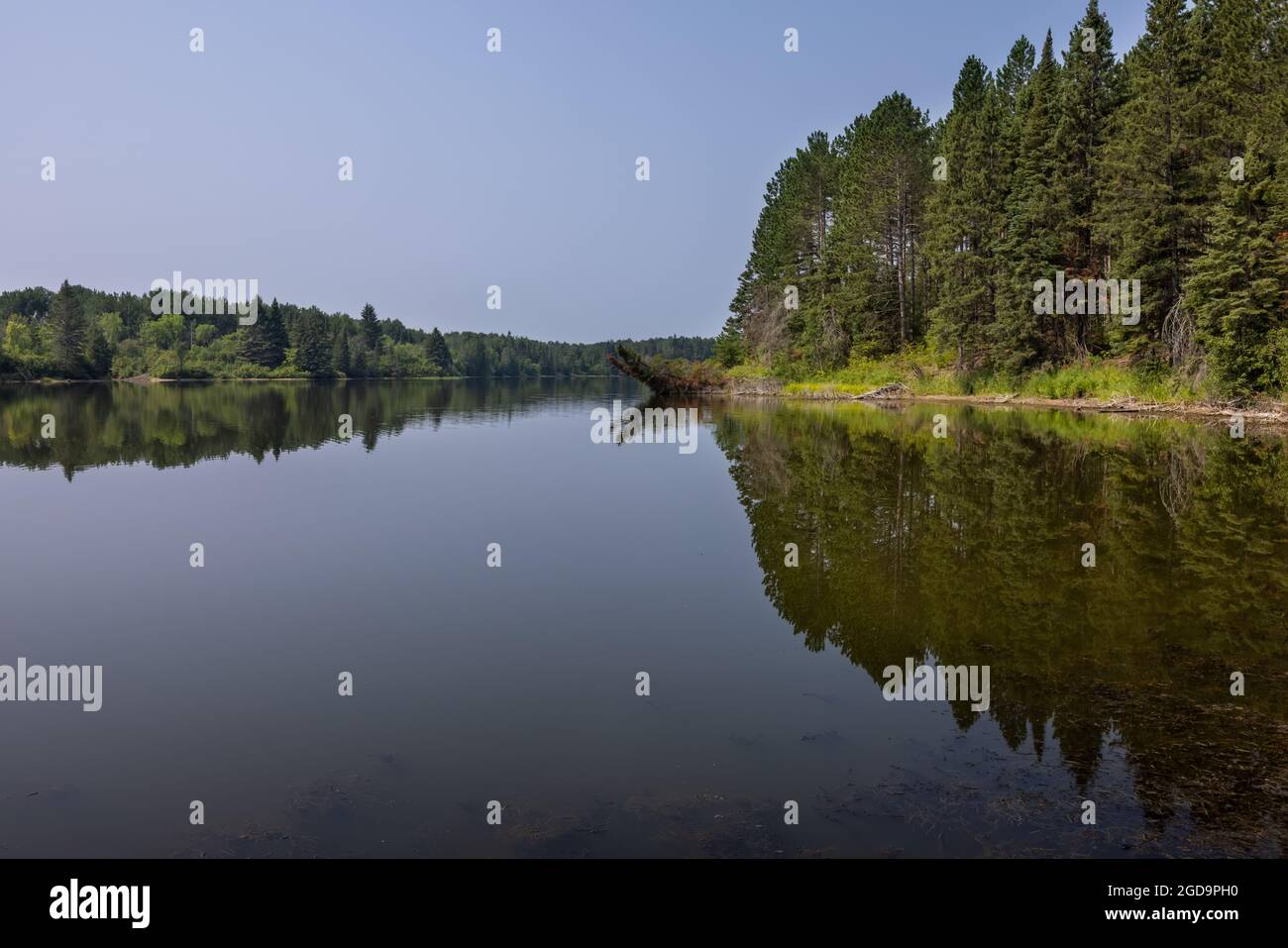 Un lac du nord du Minnesota à l'atmosphère calme et réfléchissante. Banque D'Images