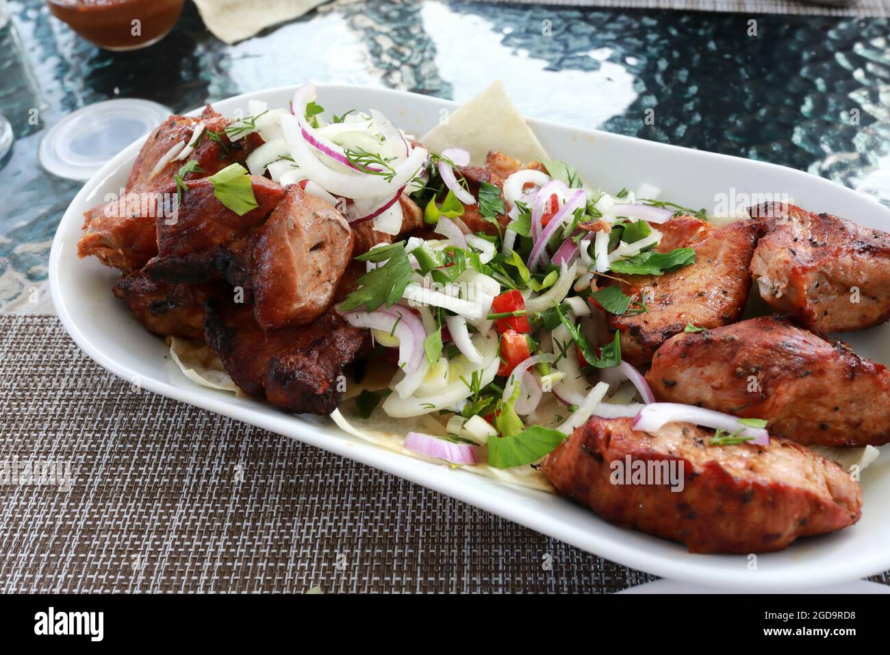 Kebabs de bœuf avec oignons sur l'assiette du restaurant Banque D'Images