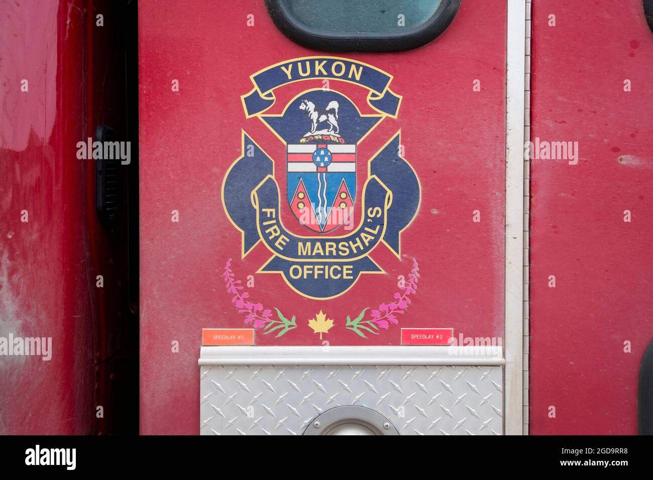 Un détail, gros plan du loup, symbole coyote, logo, écusson, identité du Bureau du commissaire des incendies sur un camion de feu rouge au Yukon, Canada. Banque D'Images