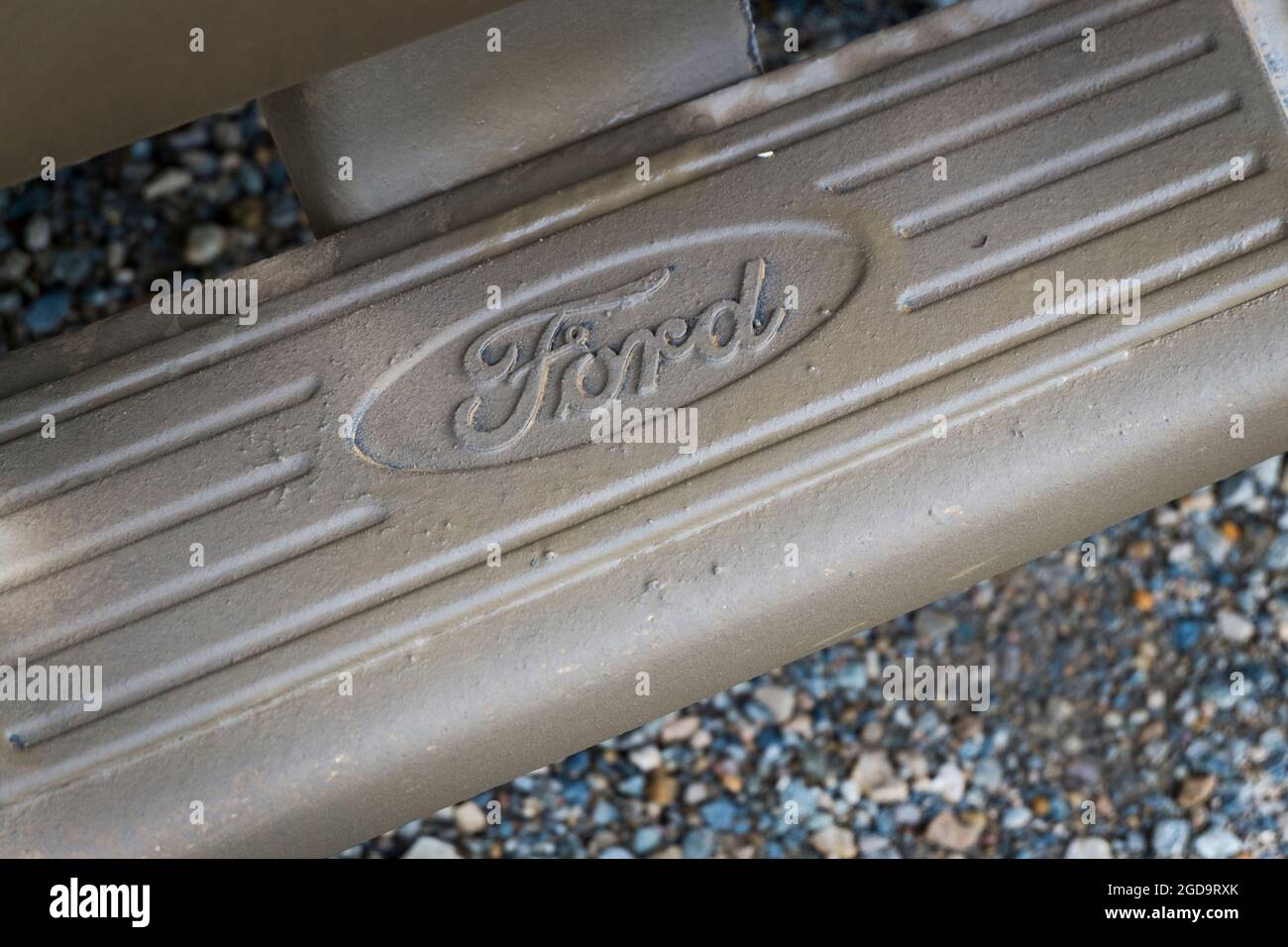 Le logo, symbole sur un panneau de course de camion Ford F150 recouvert de boue. Sur l'autoroute Dempster au Yukon, au Canada. Banque D'Images