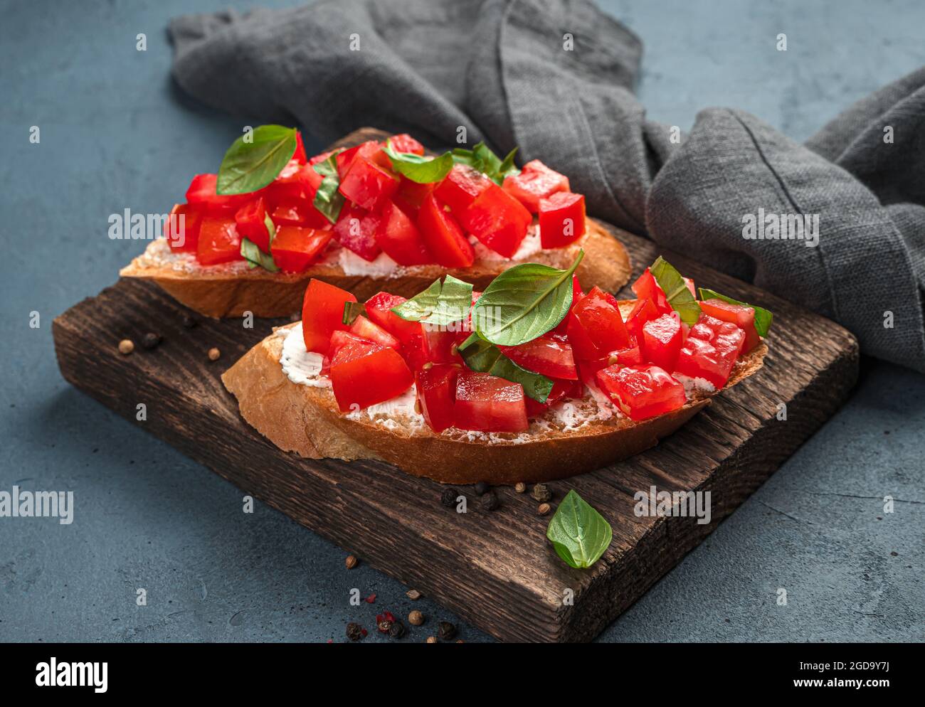 Bruschetta aux tomates, une collation traditionnelle italienne. Banque D'Images