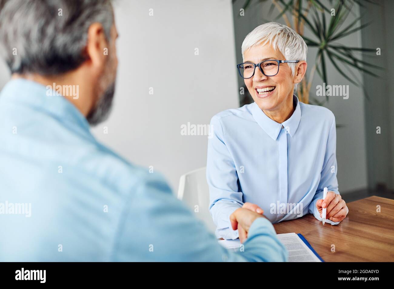 homme d'affaires femme bureau travail main secouant accord de réunion Banque D'Images