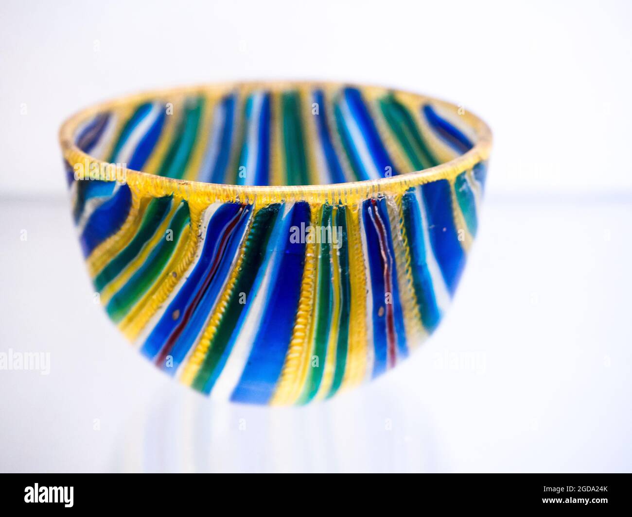Ce que l'on appelle millefiori ruban petit bol en mosaïque de couleur verre Vesuvian zone 1er siècle AD Banque D'Images