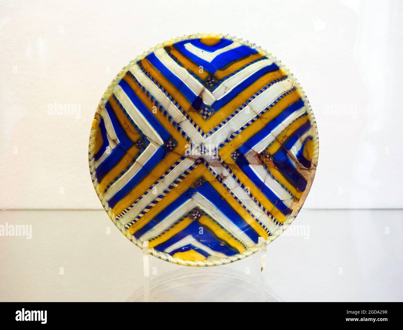 Ce que l'on appelle millefiori ruban petit bol en mosaïque de couleur verre Vesuvian zone 1er siècle AD Banque D'Images
