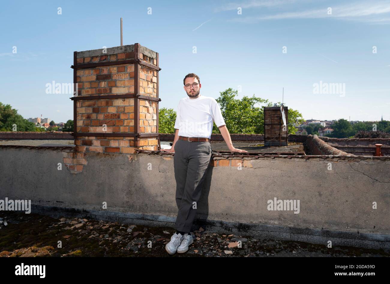 12 août 2021, Saxe, Görlitz: L'auteur et écrivain Lukas Rietzschel lors d'une séance photo dans sa ville natale de Görlitz. Rietzschel, né en 1994, vient de publier son deuxième roman. Photo: Matthias Rietschel/dpa-Zentralbild/dpa Banque D'Images