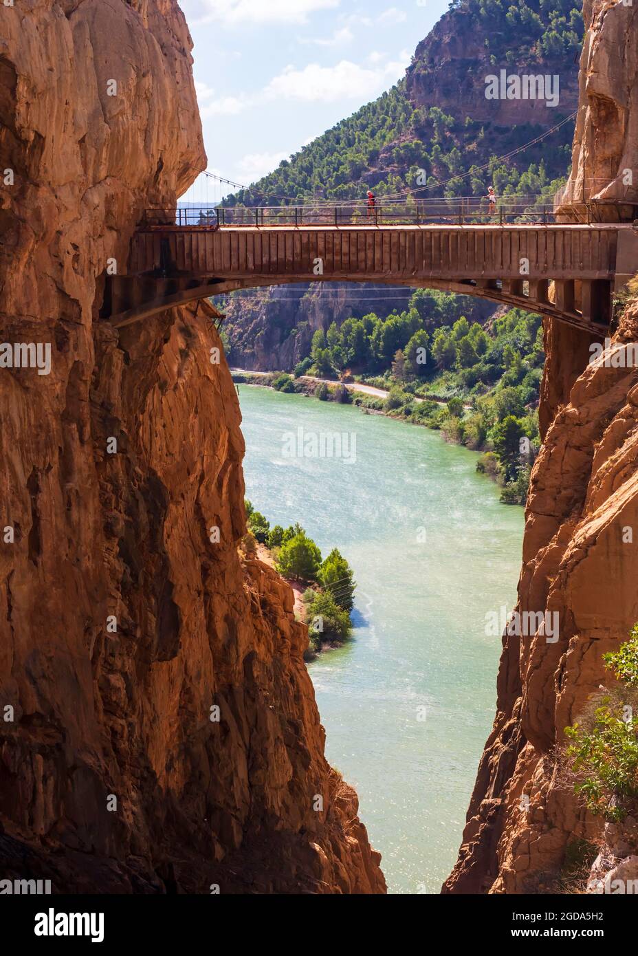 Malaga, Andalousie, Espagne. 09,03,2020. Un homme suspendu sur un pont dans un ravin au Caminito del Rey dans la gorge de Gaitanes à Malaga. Banque D'Images
