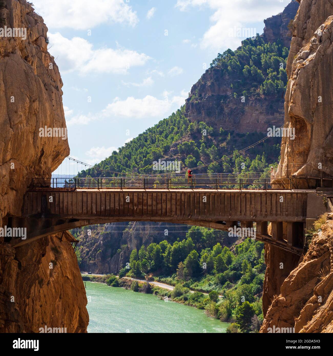 Malaga, Andalousie, Espagne. 09,03,2020. Un homme suspendu sur un pont dans un ravin au Caminito del Rey dans la gorge de Gaitanes à Malaga. Banque D'Images