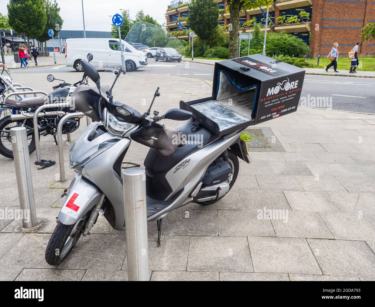 11.08.21 Bury, Grand Manchester, Royaume-Uni. Moto de livraison de  nourriture à caisse ouverte garée à Bury, dans le Grand Manchester Photo  Stock - Alamy