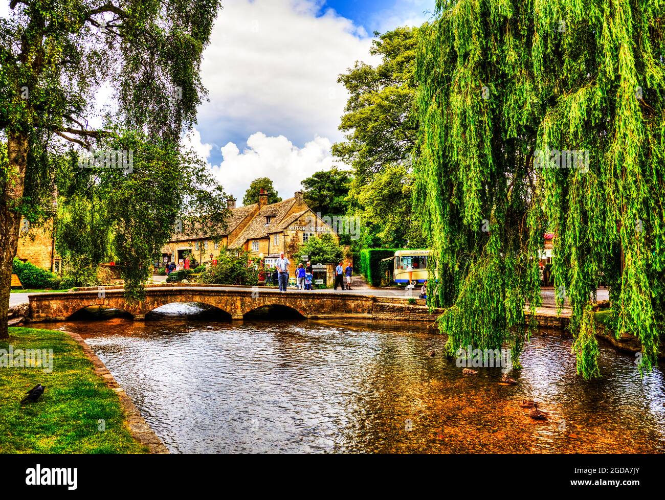Bourton sur le pont de village d'eau touristes rivière Windrush Cotswolds Royaume-Uni Angleterre, bourton sur l'eau, cotswolds, royaume-uni, bourton sur l'eau cotswolds Banque D'Images