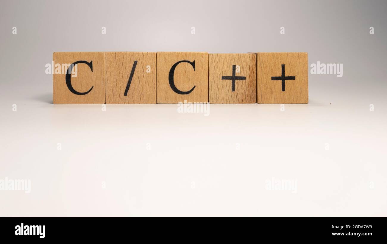 La chaîne de code C plus est fabriquée à partir de cubes en bois. Industrie et technologie. Gros plan. Banque D'Images