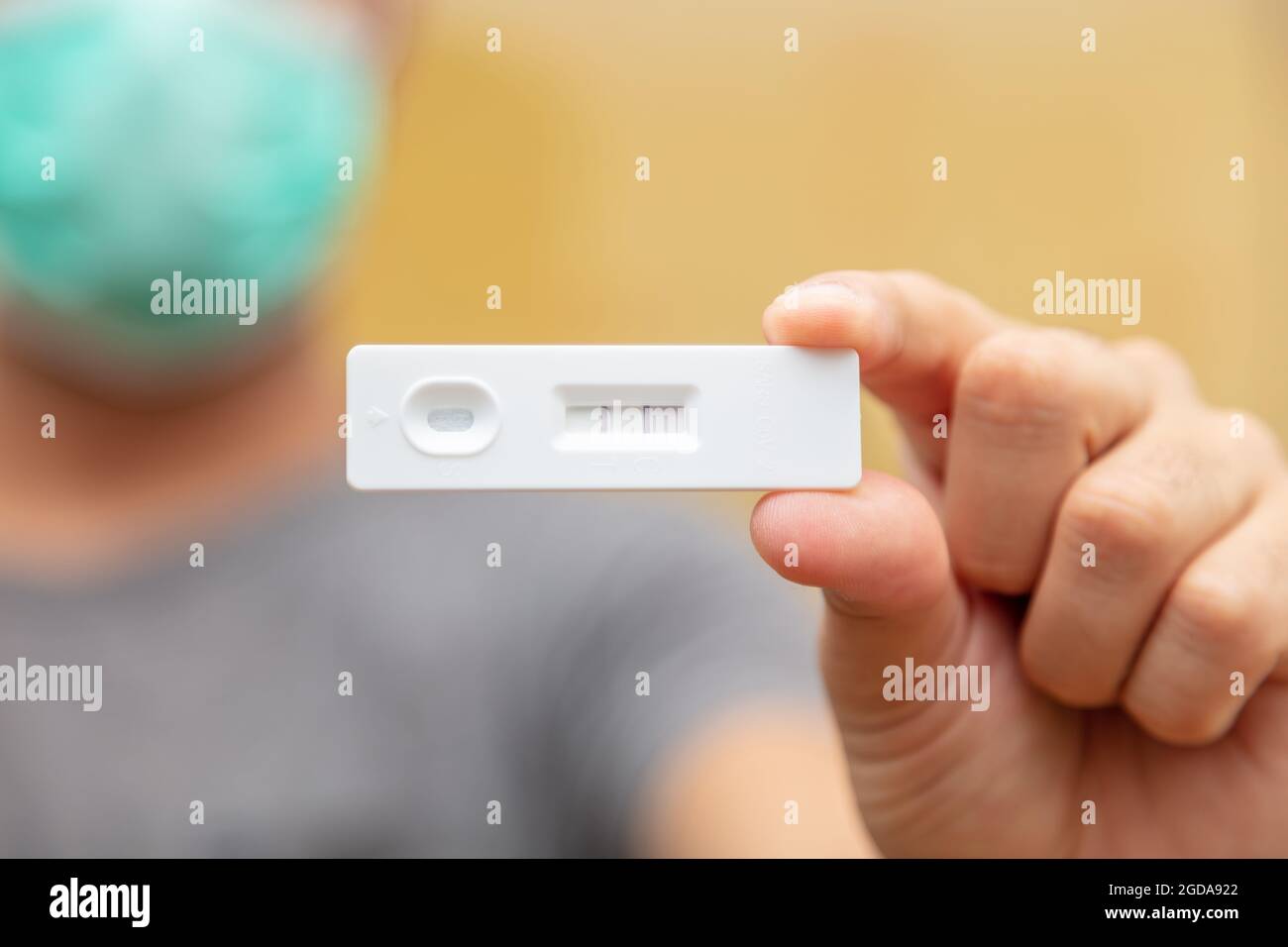 Coronavirus infecté, covid 19 résultat positif, auto-test à la maison, test rapide de la main de l'homme, kit pour détecter les anticorps et l'immunité. Gros plan Banque D'Images Coronavirus infecté, covid 19 résultat positif, auto-test à la maison, test rapide de la main de l'homme, kit pour détecter les anticorps et l'immunité. Gros plan Banque D'Images