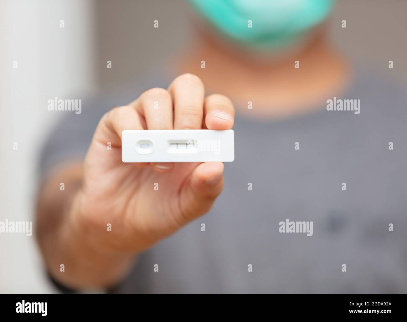 Résultat positif Covid 19, coronavirus infecté, auto-test à la maison, test rapide de la main de l'homme, kit pour détecter les anticorps et l'immunité. Gros plan Banque D'Images Résultat positif Covid 19, coronavirus infecté, auto-test à la maison, test rapide de la main de l'homme, kit pour détecter les anticorps et l'immunité. Gros plan Banque D'Images